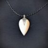 Meladia-face-collier-lambi-argent-cuir