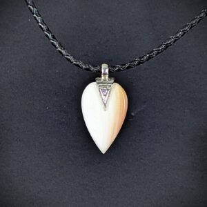Meladia-face-collier-lambi-argent-cuir