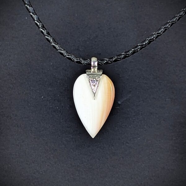 Meladia-face-collier-lambi-argent-cuir